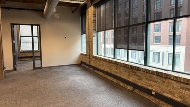 325 E Chicago St, Milwaukee, WI à louer Photo intérieure– Image 1 sur 4