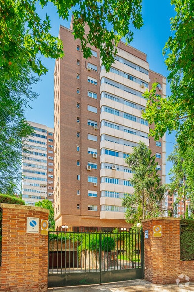 Immeuble residentiel dans Madrid, Madrid à vendre - Photo principale – Image 1 sur 2