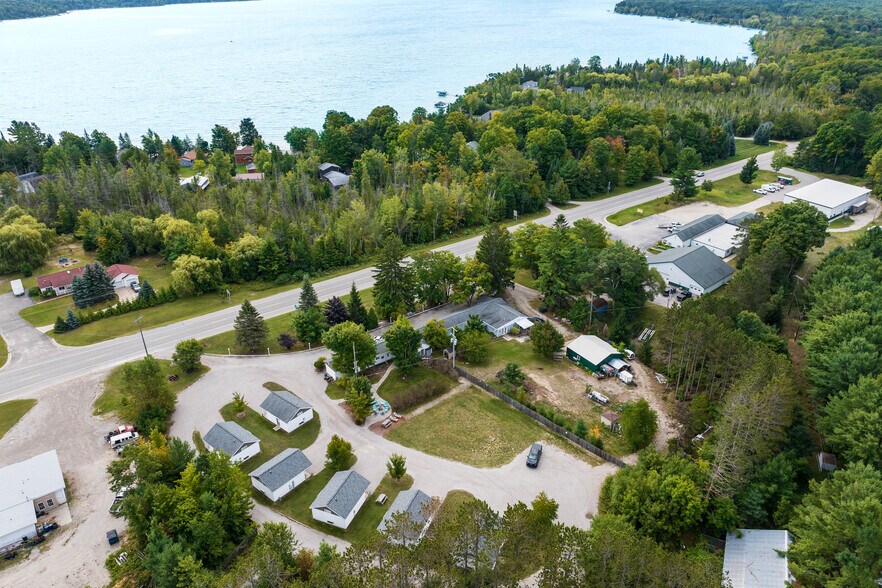 4871 U.S. 31, Eastport, MI à vendre - Photo principale – Image 1 sur 68