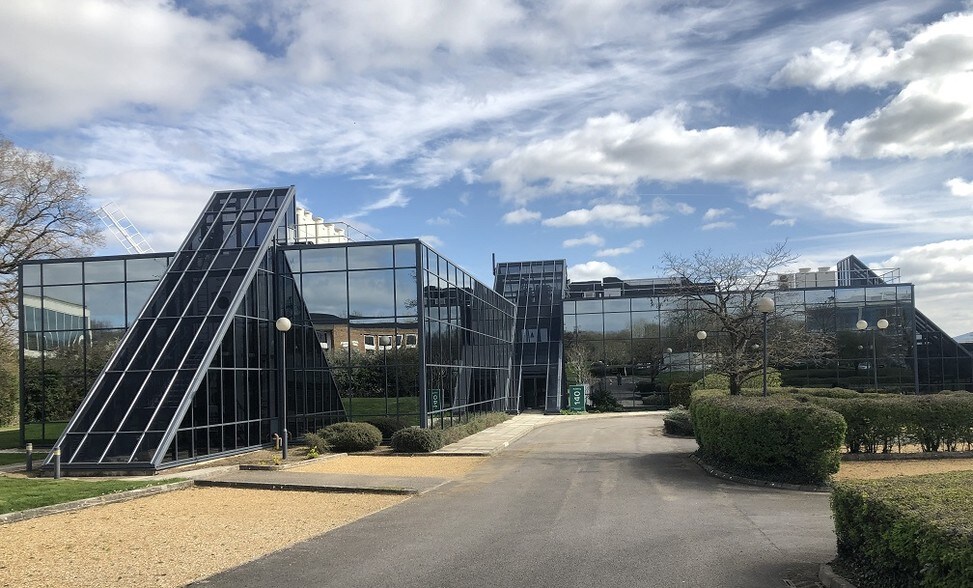 First Ave, Swindon à louer - Photo de l’immeuble – Image 2 sur 4