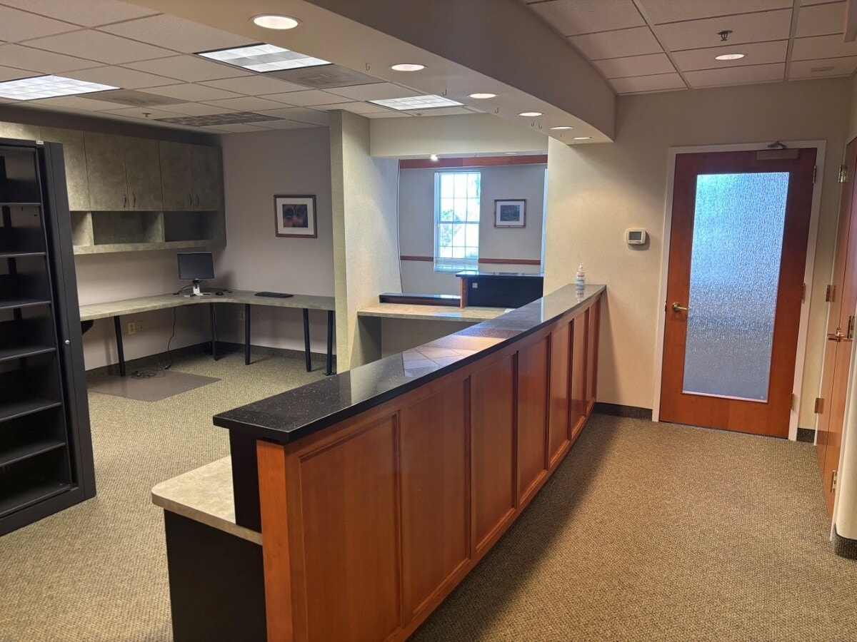 6134-6138 Redwood Square Ctr, Centreville, VA 20121 - Lot 201/202 -  - Photo intérieure - Image 1 of 8