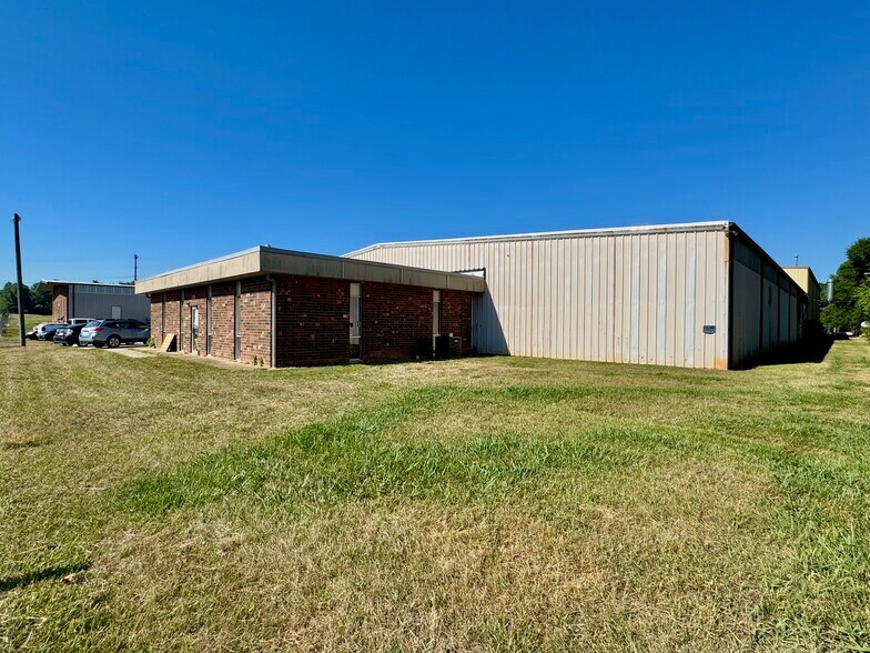 5335 N Us Highway 220, Summerfield, NC à louer - Photo principale – Image 1 sur 3
