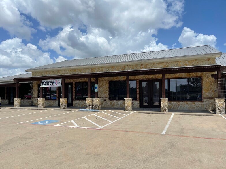 1314 NW John Jones Dr, Burleson, TX à louer - Photo de l’immeuble – Image 1 sur 5