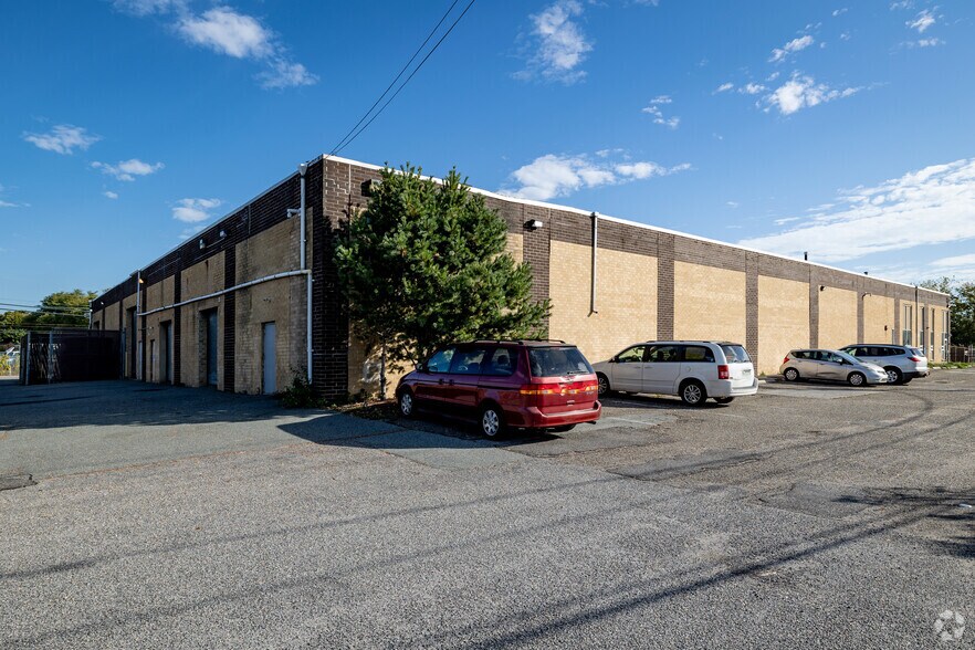 7 Grand Blvd, Brentwood, NY à louer - Photo de l’immeuble – Image 3 sur 8