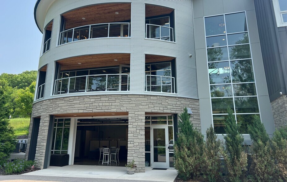 8066 E Fulton St, Ada, MI à louer - Photo de l’immeuble – Image 1 sur 5
