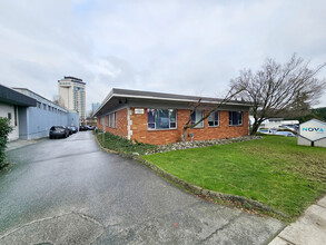 4405 Canada Way, Burnaby, BC à louer Photo de l’immeuble– Image 2 sur 8