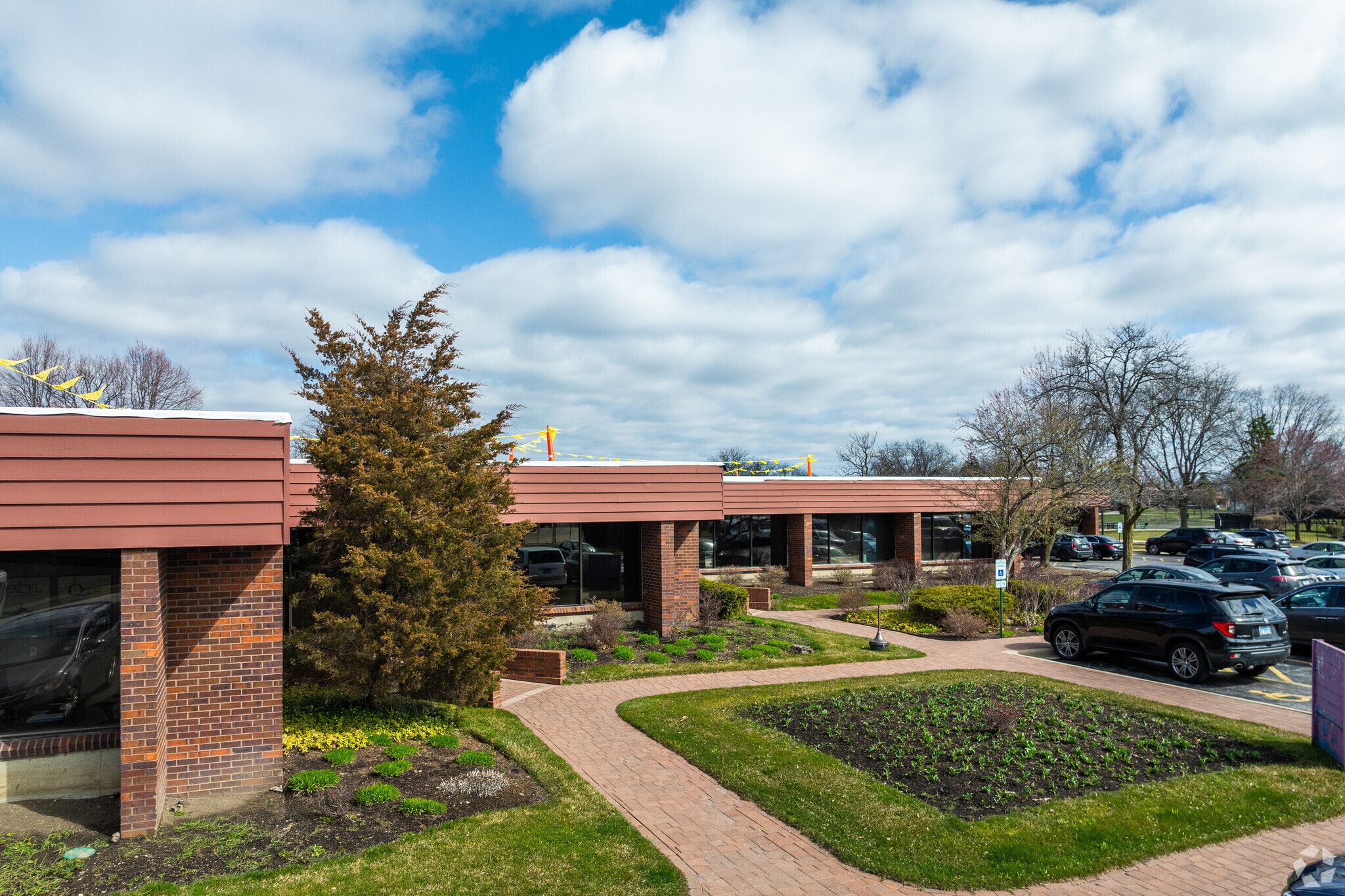 411 E Business Center Dr, Mount Prospect, IL à louer Photo principale– Image 1 sur 25
