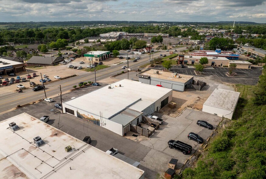 2820 N College Ave, Fayetteville, AR à louer - Photo de l’immeuble – Image 2 sur 2