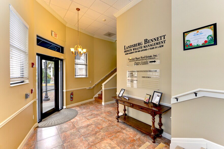 252 W Marion Ave, Punta Gorda, FL à louer - Photo de l’immeuble – Image 3 sur 24