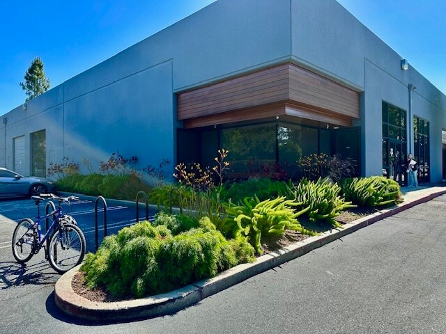 110 Pioneer Way, Mountain View, CA à louer - Photo de l’immeuble – Image 1 sur 8