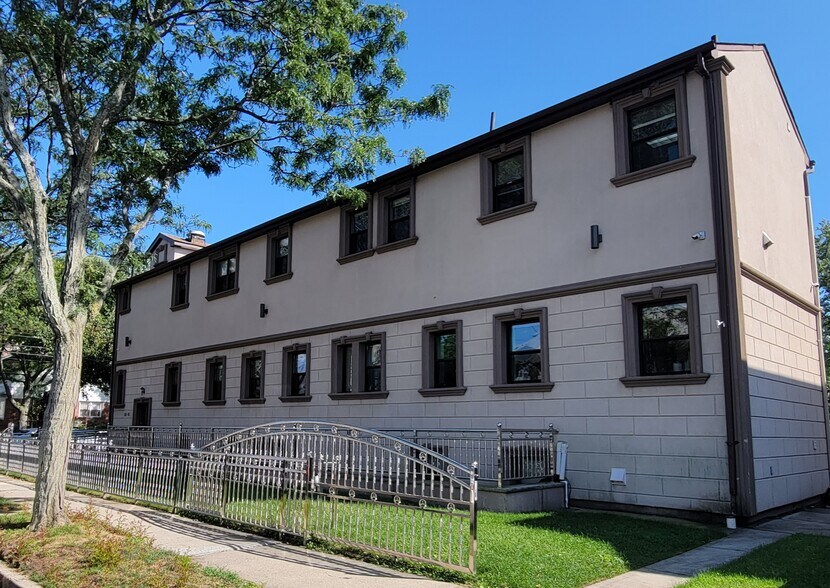 16040 78th Rd, Fresh Meadows, NY à louer - Photo de l’immeuble – Image 2 sur 7