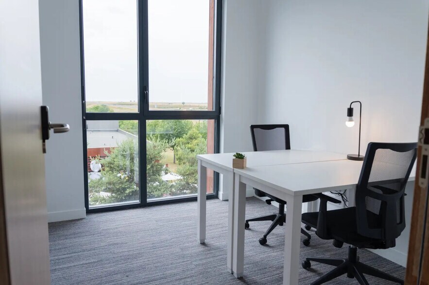 8 Avenue De Shenzhen, Chasseneuil-du-Poitou à louer - Photo de l’immeuble – Image 1 sur 10