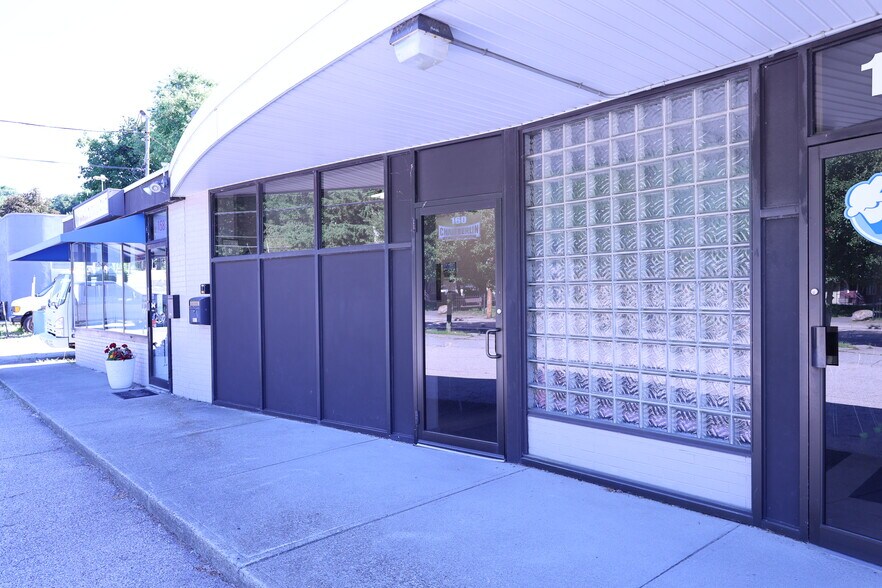 160 Greenwich Ave, Warwick, RI à vendre - Photo de l’immeuble – Image 2 sur 6