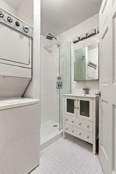 216 Third Ave, New York, NY à vendre - Photo de l’immeuble – Image 3 sur 8