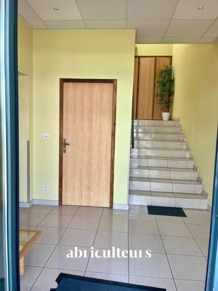 79 Boulevard De L'Europe, Vitrolles à louer - Hall d’entrée – Image 3 sur 11
