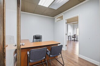 261-275 E Maple Rd, Birmingham, MI à louer Photo intérieure– Image 1 sur 4