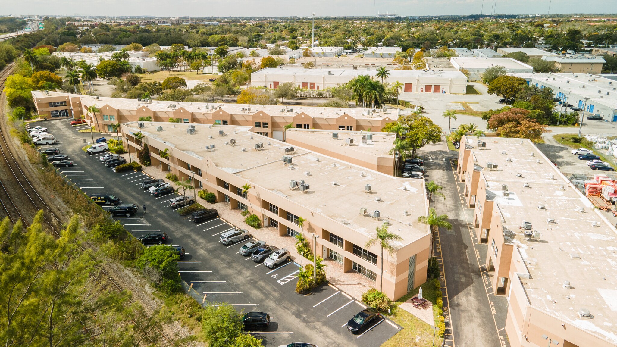 20165-20199 NE 16th Pl, Miami, FL à louer Photo de l’immeuble– Image 1 sur 47
