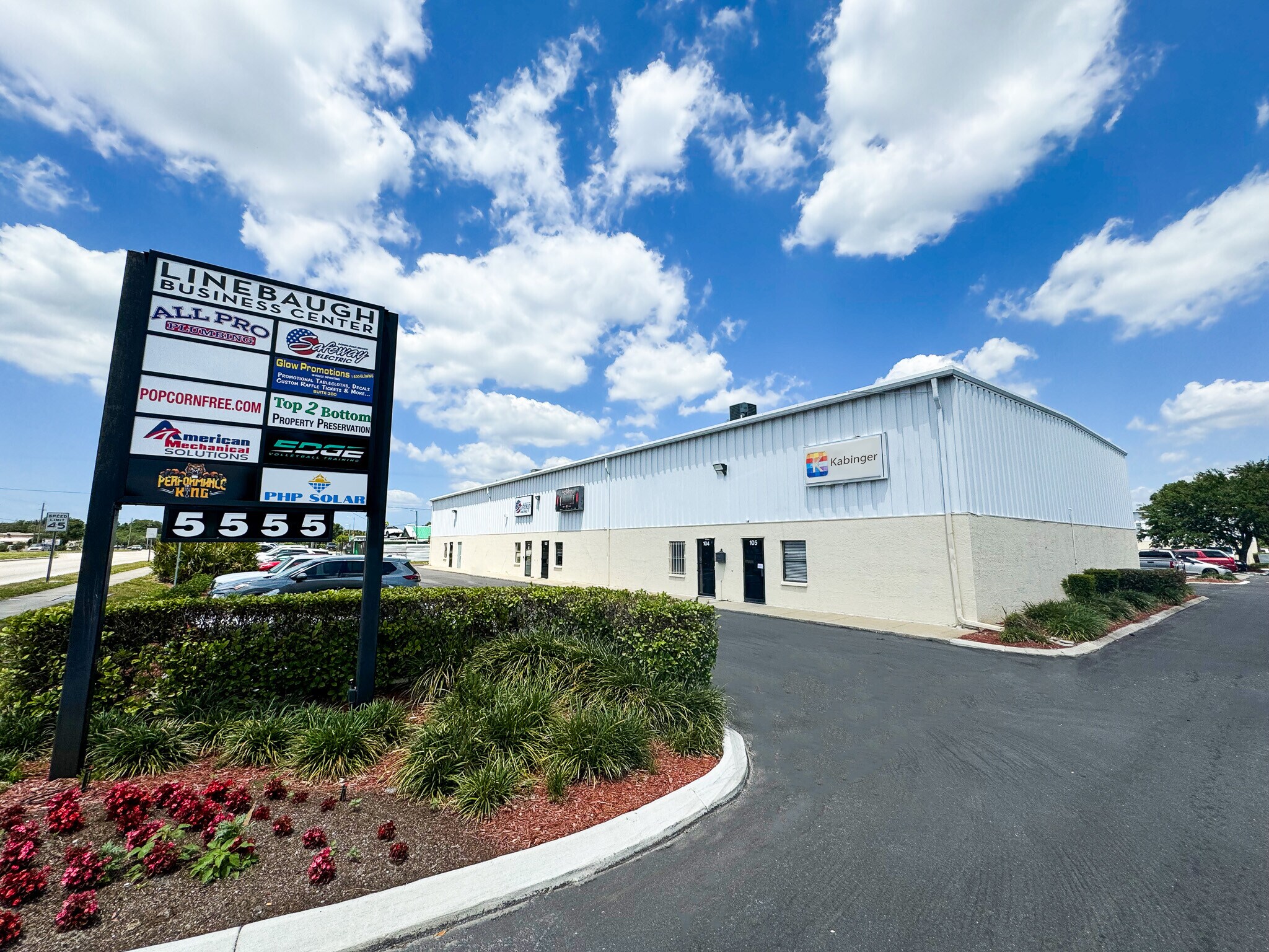 5555 W Linebaugh Ave, Tampa, FL à louer Photo principale– Image 1 sur 9