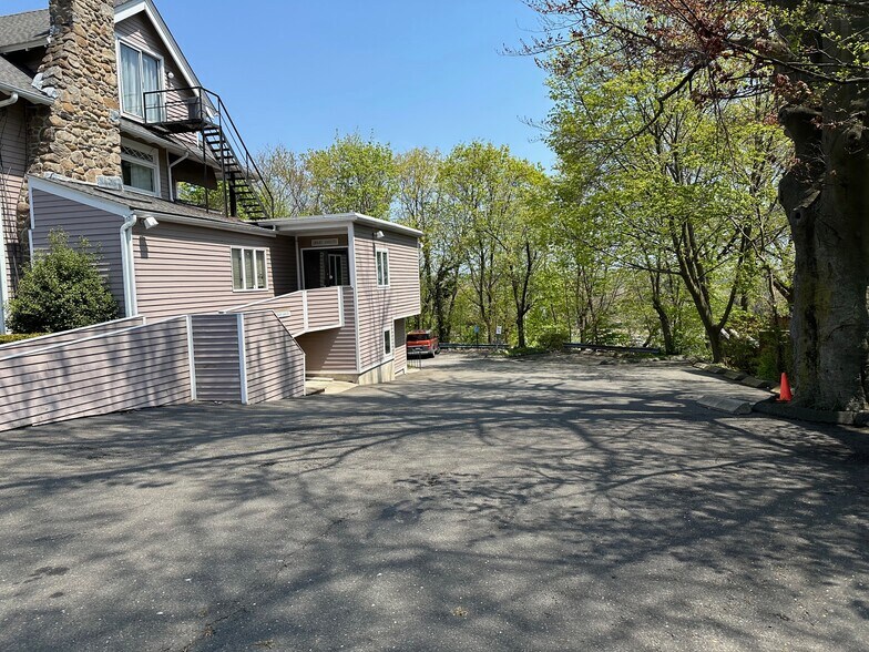 12 Elmcrest Ter, Norwalk, CT à louer - Photo de l’immeuble – Image 3 sur 18
