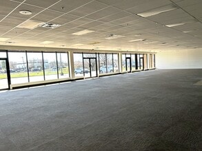 2100 S Hurstbourne Pky, Louisville, KY à louer Photo intérieure– Image 2 sur 5