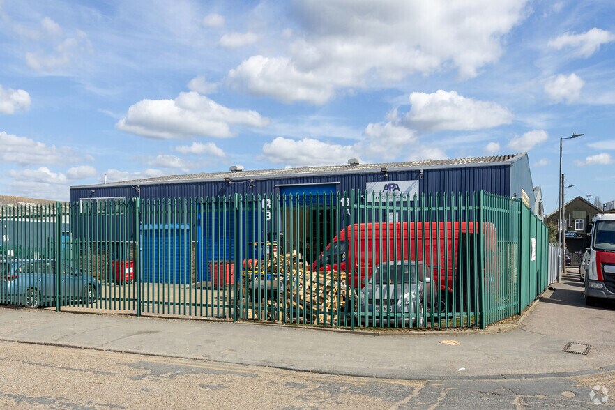 Manchester Way, Dagenham à louer - Photo de l’immeuble – Image 2 sur 2