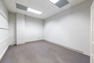 1519 E Main St, St Charles, IL à louer Photo intérieure– Image 2 sur 3