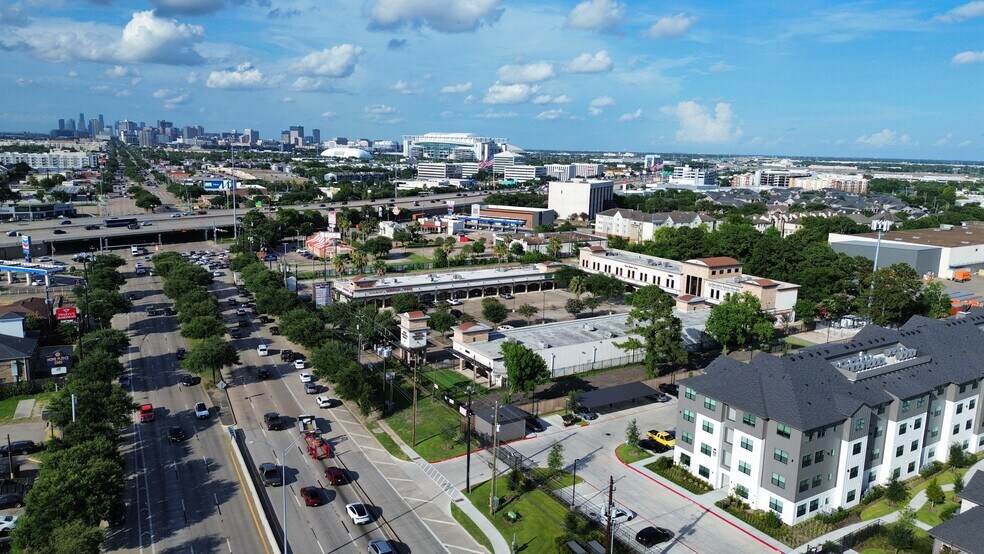 10019 Main St, Houston, TX à louer - Photo de l’immeuble – Image 1 sur 23