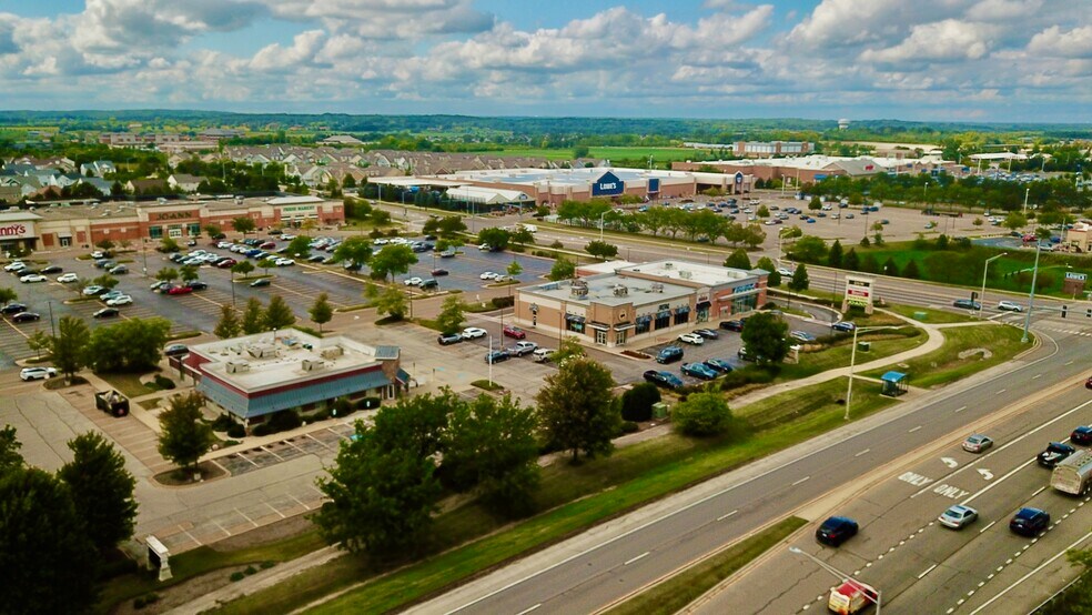 902 Commons Dr, Geneva, IL à louer - Photo de l’immeuble – Image 1 sur 3