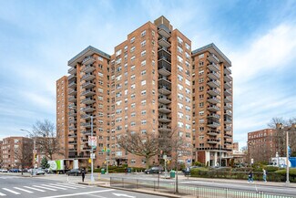 Plus de détails pour 10721 Queens Blvd, Forest Hills, NY - Logement à vendre