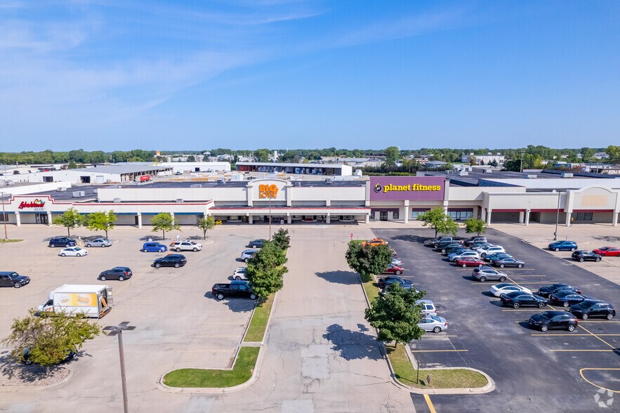 2700 W College Ave, Appleton, WI à louer - Photo de l’immeuble – Image 2 sur 25