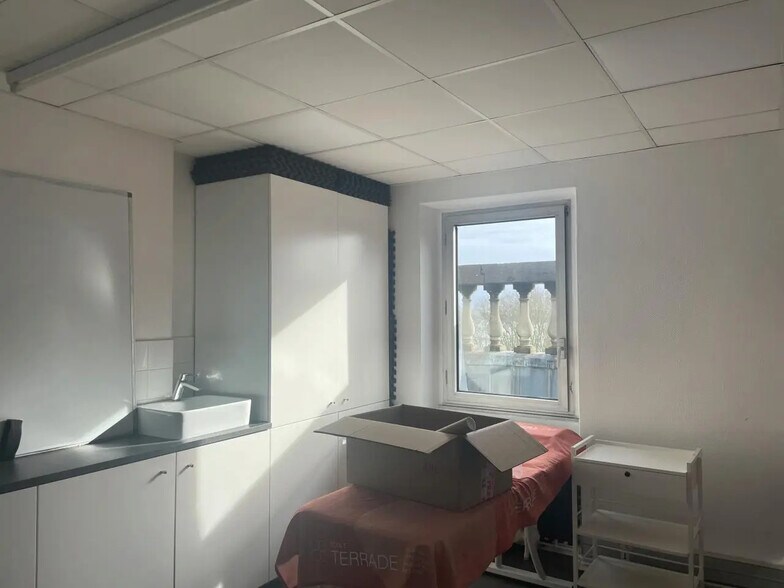 Bureau dans Bordeaux à louer - Photo de l’immeuble – Image 3 sur 21