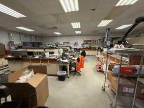 145 Sherwood Ave, Farmingdale, NY à louer Photo intérieure– Image 2 sur 4