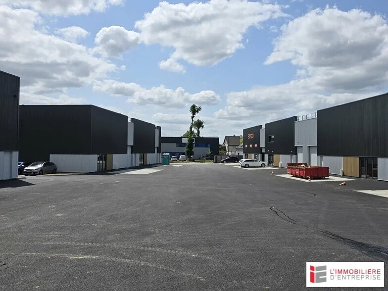 Local d'activités dans La Chapelle-des-Fougeretz à vendre - Photo de l’immeuble – Image 2 sur 5