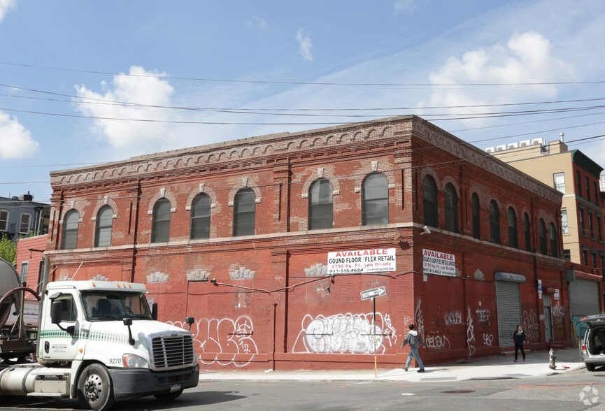 240 Meserole St, Brooklyn, NY à louer - Photo principale – Image 3 sur 6