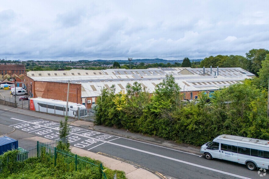 Rufford Rd, Stourbridge à louer - Photo de l’immeuble – Image 3 sur 5