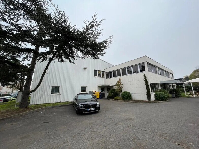 7-11 Rue De L'Equerre, SAINT-OUEN-L'AUMONE à louer - Photo de l’immeuble – Image 3 sur 18