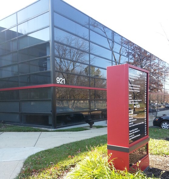921 Eastwind Dr, Westerville, OH à louer - Photo de l’immeuble – Image 2 sur 16
