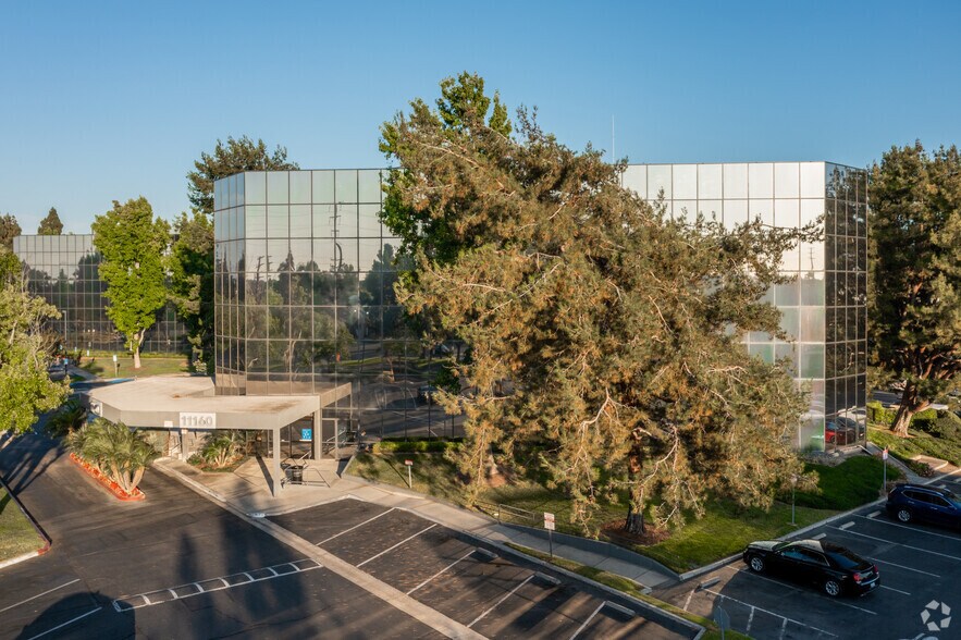 11160 Warner Ave, Fountain Valley, CA à louer - Photo de l’immeuble – Image 3 sur 4
