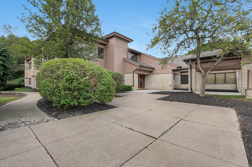 8080 Ravines Edge Ct, Columbus, OH à louer - Photo de l’immeuble – Image 2 sur 6