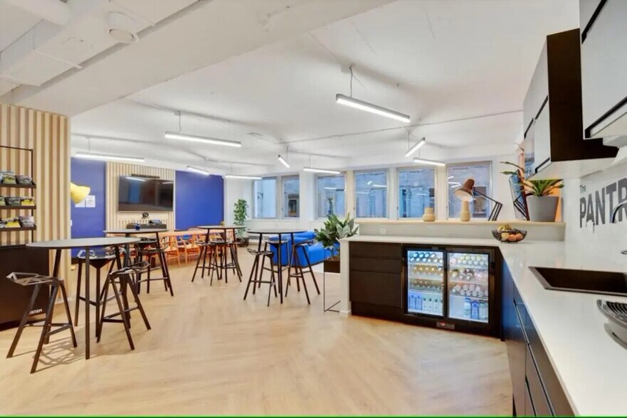 27 Rue De Surène, Paris à louer - Photo de l’immeuble – Image 3 sur 7