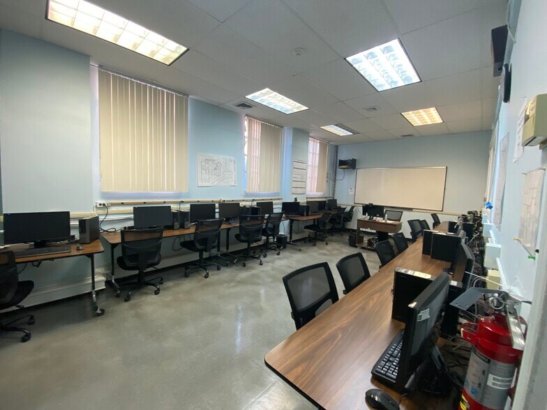 128 Broadway, Amityville, NY à vendre - Photo intérieure – Image 3 sur 6