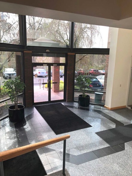 999 Oronoque Ln, Stratford, CT à louer - Hall d’entrée – Image 2 sur 7