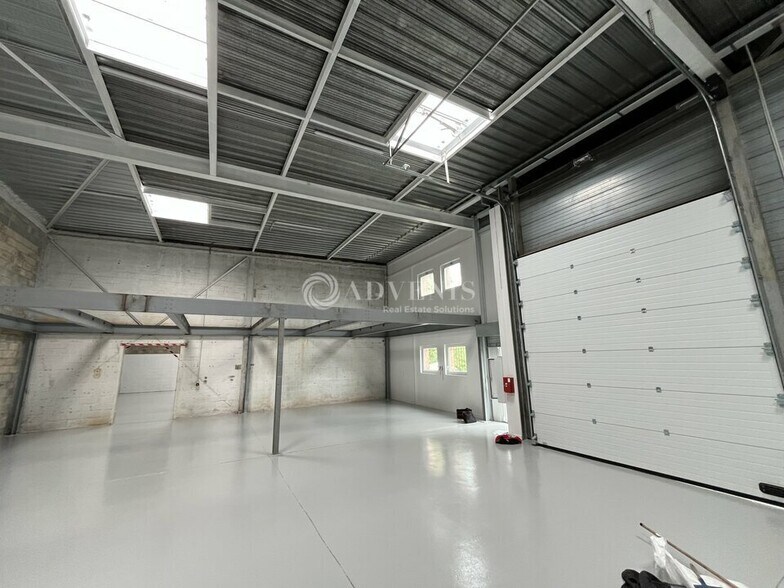 Local d'activités dans Plaisir à vendre - Photo intérieure – Image 3 sur 8