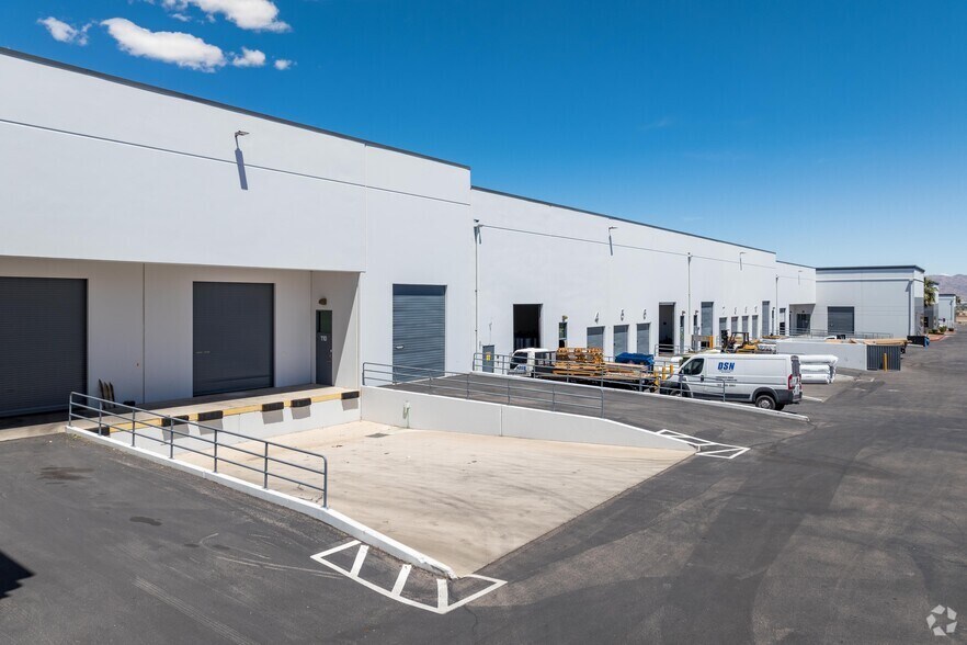 720 W Cheyenne Ave, North Las Vegas, NV à louer - Photo de l’immeuble – Image 3 sur 4