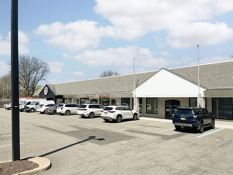 5-13 Bloomfield Ave, North Caldwell, NJ à louer - Photo de l’immeuble – Image 2 sur 6