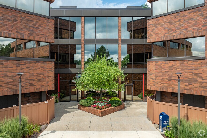 6000 Parkland Blvd, Mayfield Heights, OH à vendre - Photo de l’immeuble – Image 2 sur 45