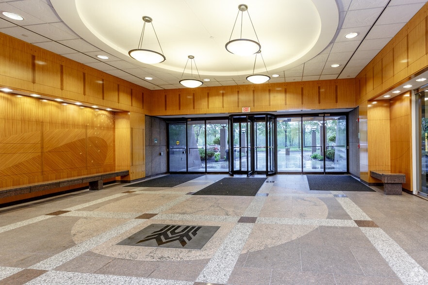 9401 Indian Creek Pky, Overland Park, KS à louer - Hall d’entrée – Image 3 sur 11