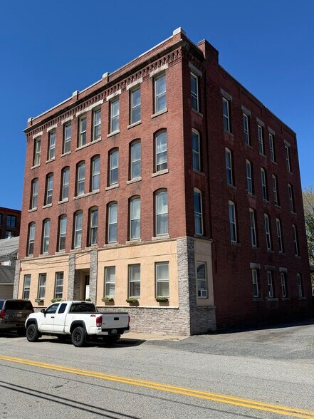 112 School St, Clinton, MA à vendre - Photo de l’immeuble – Image 3 sur 17