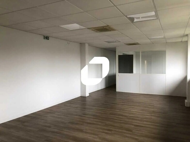 Bureau dans Bron à louer - Photo de l’immeuble – Image 3 sur 11