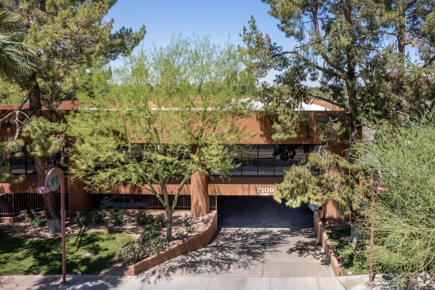 2100 N Central Ave, Phoenix, AZ à louer - Photo de l’immeuble – Image 3 sur 11